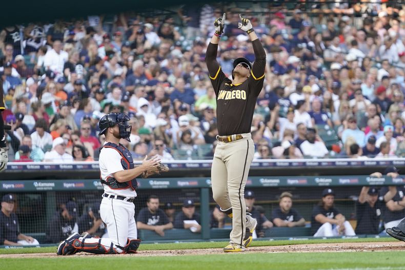 El dominicano Juan Soto, de los Padres de San Diego, festeja su jonrón ante los Tigres de Detroit en el tercer inning del juego del viernes 21 de julio de 2023 (AP Foto/Paul Sancya)
