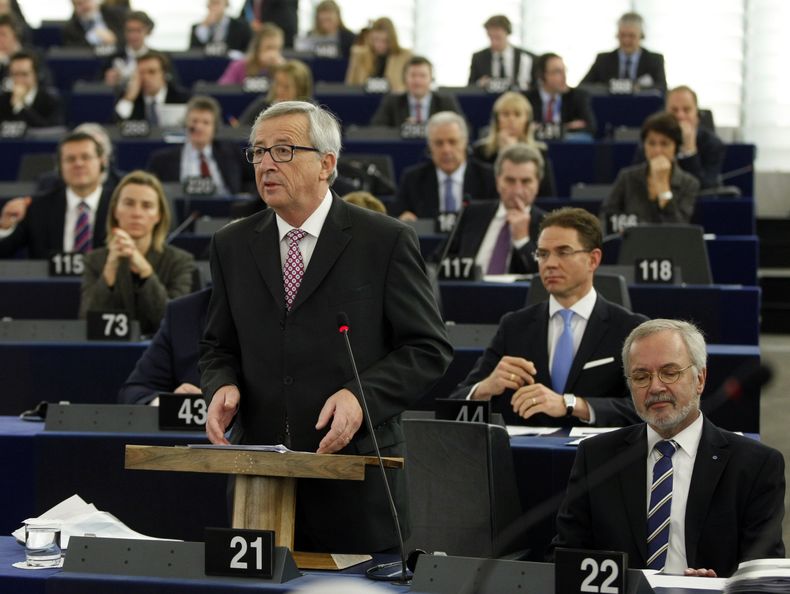 El presidente de la Comisi&oacute;n Europea, Jean-Claude Juncker, durante un discurso sobre un paquete de crecimiento, empleo e inversi&oacute;n para Europa, el 26 de noviembre de 2014 en el parlamento europeo en Estrasburgo, Francia. (Foto AP/Christian L