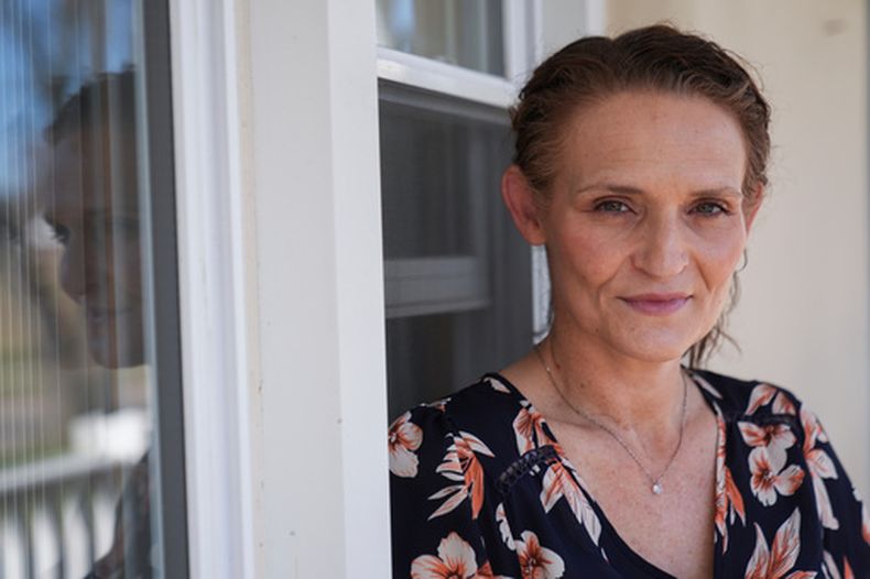 Jessica Thompson, de 47 años, posa en su casa de Rockford, Illinois, el sábado 21 de marzo de 2026. (Foto AP/Erin Hooley)