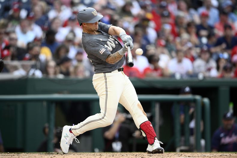 Nick Senzel de los Nacionales de Washington batea jonrón en la sexta entrada del juego ante los Bravos de Atlanta el sábado 8 de junio del 2024. (AP Foto/Nick Wass)