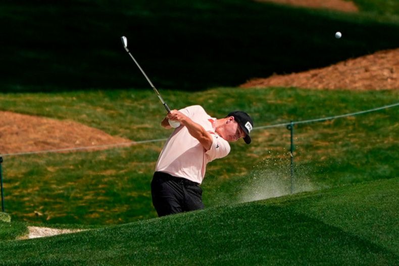 Matt McCarty realiza su golpe desde el fairway del hoyo 18, en la primera ronda del Truist Championship el jueves 7 de mayo de 2026 en Charlotte (AP Foto/Chris Carlson)