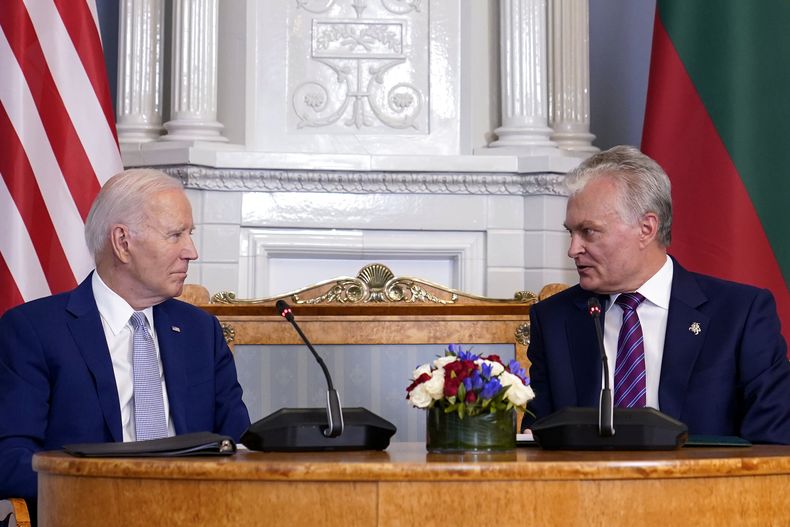 El presidente de Lituania, Gitanas Nauseda, a la derecha, se reúne con el presidente de Estados Unidos, Joe Biden, en el Palacio Presidencial antes de la cumbre de la OTAN en Vilna, Lituania, el martes 11 de julio de 2023. (AP Foto/Susan Walsh)