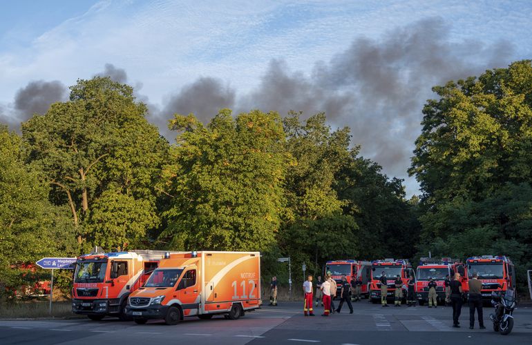 Fuego provocado por explosiones arde en un bosque en Berlín