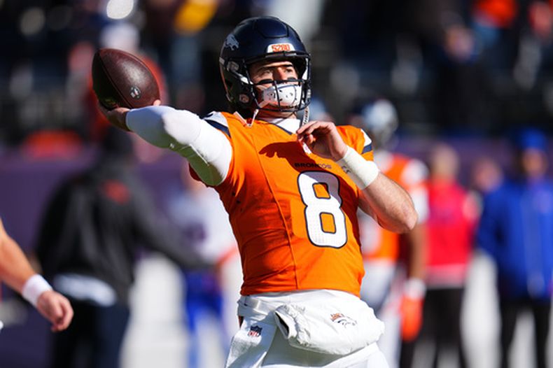 Jarrett Stidham, quarterback de los Broncos de Denver, calienta antes de un juego de la ronda divisional de la NFL contra los Bills de Buffalo, el sábado 17 de enero de 2026, en Denver. (AP Photo/Jack Dempsey)