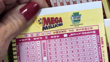 En esta imagen de archivo, vista de un boleto de la lotería Mega Millions en Cranberry Township, Pensilvania, el 12 de enero de 2023. (AP Foto/Gene J. Puskar, archivo)