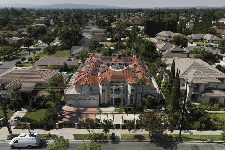 Una vista aérea muestra la casa de Silvia Zhang y Guojun Xuan el miércoles 16 de julio de 2025, en Arcadia, California, donde las autoridades tomaron custodia de varios niños tras un acusación de abuso a menores en mayo, según la policía de Arcadia. (AP Foto/Jae C. Hong)