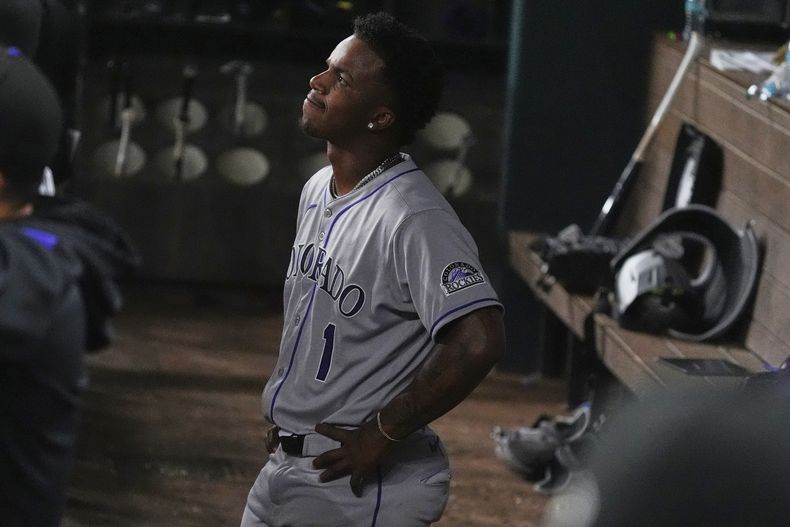 El dominicano Adael Amador, de los Rockies de Colorado, se lamenta en la cueva tras ser retirado en el noveno inning del juego ante los Rangers de Texas, el miércoles 14 de mayo de 2025 (AP Foto/LM Otero)