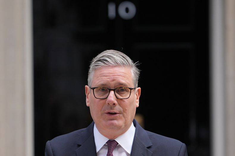 El primer ministro de Reino Unido, Keir Starmer, habla con reporteros para anunciar su renuncia, en el exterior de su residencia oficial, el 10 de Downing Street, en Londres, el 22 de junio de 2026. (AP Foto/Kin Cheung)