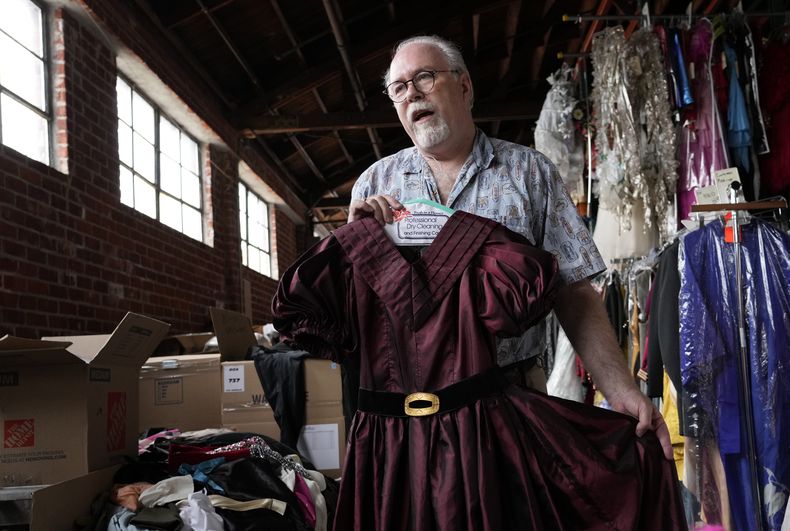 Shon LeBlanc, copropietario del servicio de alquiler de vestuario Valentinos Costume Group, posa para un retrato en su bodega el viernes 26 de mayo de 2023, en Los Ángeles con una pieza usada para el musical Gavroche. (Foto AP/Chris Pizzello)