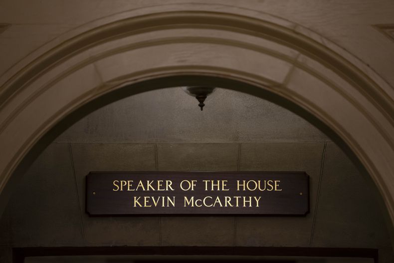 El nombre del representante republicano Kevin McCarthy permanece en la entrada a las oficinas del presidente de la Cámara de Representantes en el Capitolio, Washington, miércoles 4 de noviembre de 2023, a pesar de que fue destituido en la víspera. (AP Foto/Mark Schiefelbein)