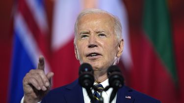El presidente Joe Biden pronuncia un discurso sobre el septuagésimo quinto aniversario de la OTAN en el Auditorio Andrew W. Mellon, el martes 9 de julio de 2024, en Washington. (AP Foto/Evan Vucci)