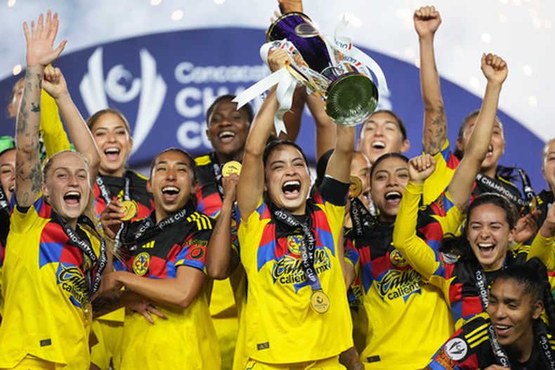 Scarlett Camberos, del América de México, levanta la copa de Campeonas de la Concacaf tras vencer en la final al Spirit de Washington, el sábado 23 de mayo de 2026 en Pachuca (AP Foto/Fernando Llano)