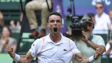 El español Roberto Bautista Agut celebra tras vencer al ruso Daniil Medvedev en los cuartos de final del Abierto de Halle el viernes 23 de junio del 2023. (Friso Gentsch/dpa via AP)