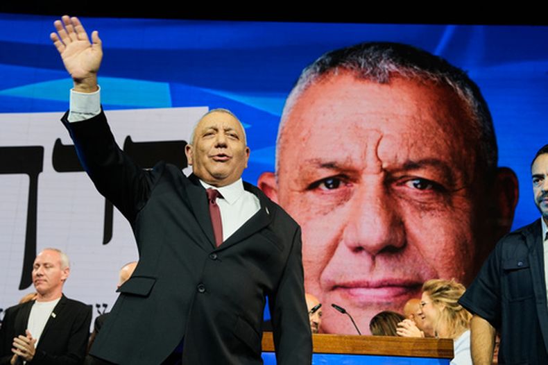 Gadi Eisenkot, líder del partido Yashar (Honesto), saluda a sus simpatizantes tras la divulgación de los primeros resultados de las encuestas de salida en la elección general de Israel, en Tel Aviv, Israel, el miércoles 28 de octubre de 2026. (AP Foto/Baz Ratner)