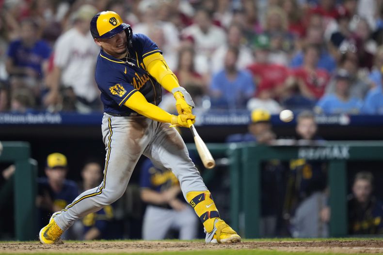 El venezolano William Contreras, de los Cerveceros de Milwaukee, batea un doble productor ante los Filis de Filadelfia, el miércoles 19 de julio de 2023 (AP Foto/Matt Slocum)