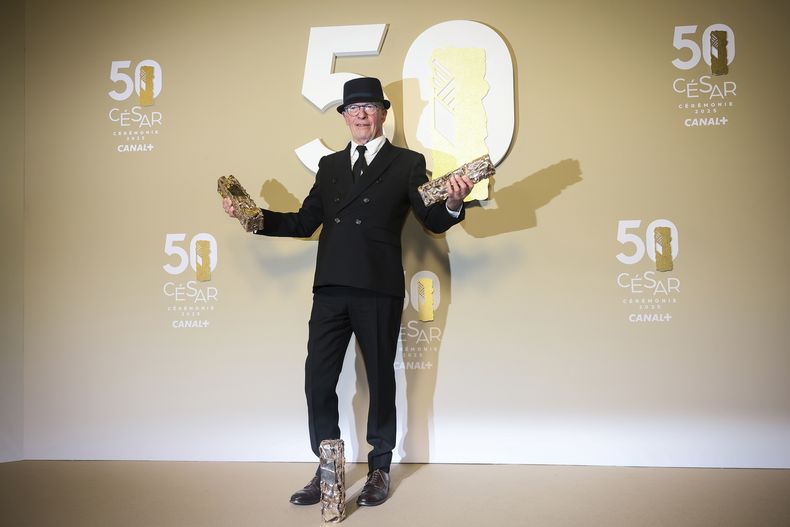 Jacques Audiard posa con los tres premios César por Emilia Pérez, en la 50ta edición de los premios del cine francés, en París, el 1 de marzo de 2025. (AP Foto/Thomas Padilla)