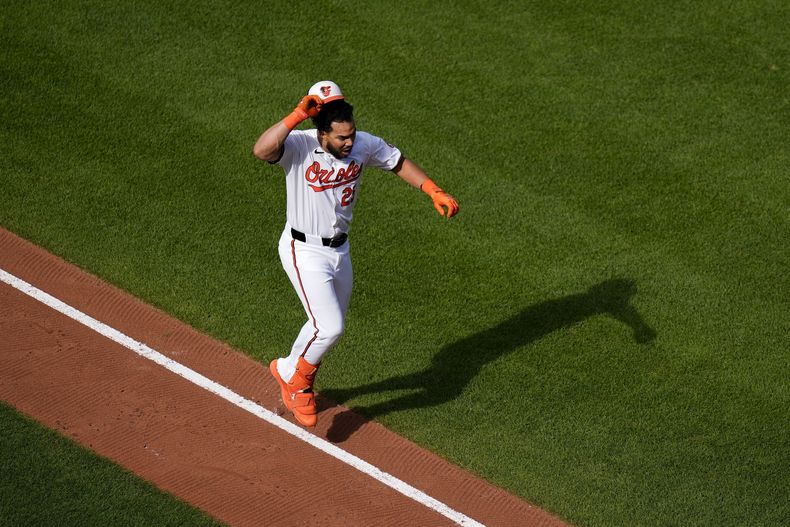 El bateador designado de los Orioles de Baltimore Anthony Santander celebra corriendo hacia el plato tras anotar el jonrón del triunfo en la novena ante los Gigantes de San Francisco el jueves 19 de septiembre del 2024. (AP Foto/Stephanie Scarbrough)