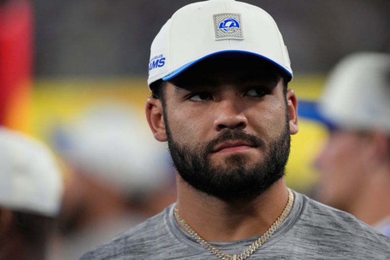 Puka Nacua, receptor de los Rams de Los Angeles, observa desde la banda durante la segunda mitad del partido de pretemporada contra los Chargers de Los Ángeles, el jueves 27 de agosto de 2026, en Inglewood, California. (AP Foto/Mark J. Terrill)