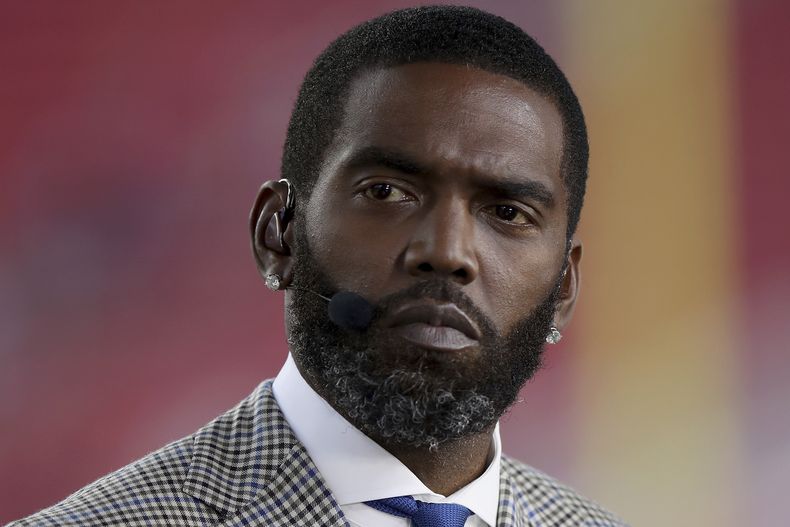 ARCHIVO - Foto del lunes 15 de noviembre del 2021, el exjugador Randy Moss durante una trasmisión antes del encuentro entre los 49ers de San Francisco y los Rams de Los Ángeles. (AP Foto/Scot Tucker, Archivo)