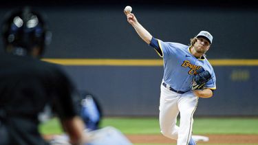 Burnes y McCutchen guían a Cerveceros a triunfo