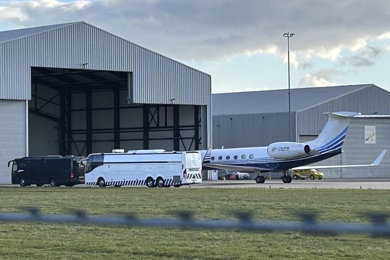 Un avión en que se cree que es trasladado el expresidente filipino Rodrigo Duterte es estacionado junto a un autobús en el Aeropuerto Rotterdam/La Haya, en Holanda, el miércoles 12 de marzo de 2025. (AP Foto/Mark Carlson)