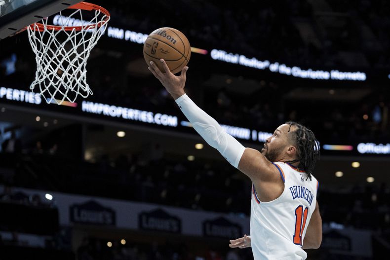 Jalen Brunson de los Knicks de Nueva York, encesta durante la segunda mitad del juego de baloncesto de la NBA en contra de los Hornets de Charlotte, el lunes 29 de enero de 2024, en Charlotte, Carolina del Norte. (AP Foto/Jacob Kupferman)