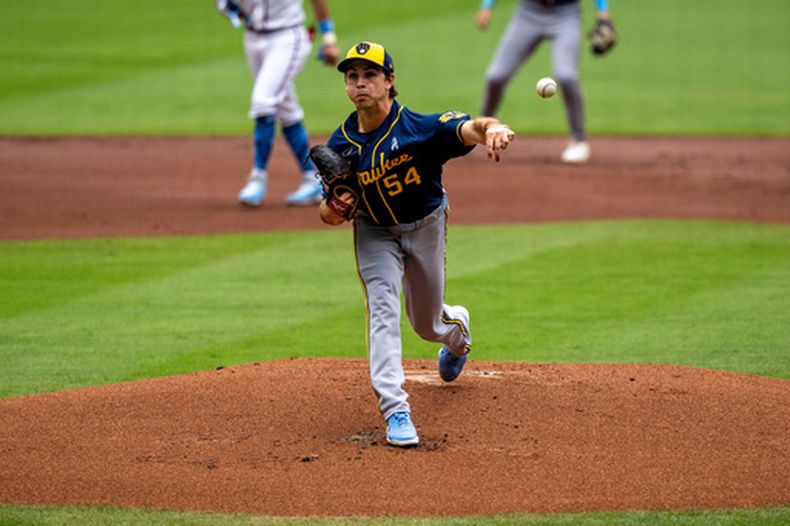 El lanzador de los Cerveceros de Milwaukee, Robert Gasser (54), lanza durante la primera entrada de un partido de béisbol contra los Bravos de Atlanta, el domingo 21 de junio de 2026, en Atlanta. (Foto AP/Erik Rank)