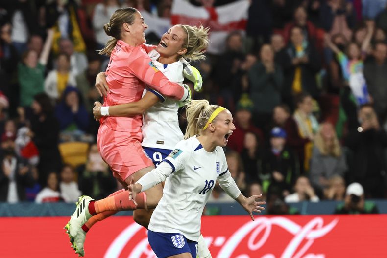 La inglesa Chloe Kelly (derecha) celebra tras convertir el último cobro de la definición de penales ante Nigeria en los octavos de final del Mundial femenino, el lunes 7 de agosto de 2023, en Brisbane, Australia. (AP Foto/Tertius Pickard)