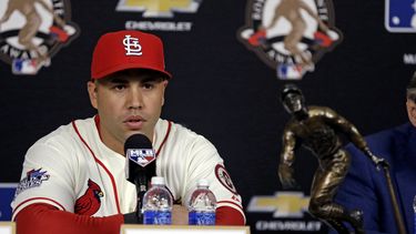 americateve | El pelotero puertorrique&ntilde;o Carlos Beltr&aacute;n, de los Cardenales de San Luis, habla con la prensa despu&eacute;s de ser honrado con el Premio Roberto Clemente, antes del tercer juego de la Serie Mundial contra los Medias Rojas de Boston, el s&aa