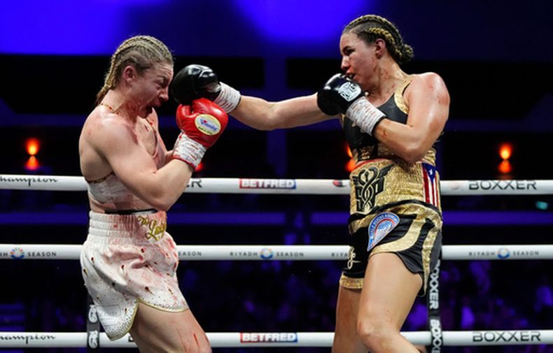 La puertorriqueña Stephanie Piñeiro (derecha) conecta un golpe a la galesa Lauren Price durante su pelea por el título de peso wélter en Cardiff, Gales, el sábado 4 de abril de 2026. (Nick Potts/PA vía AP)