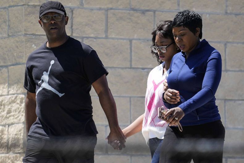 Una alumna de Apalachee High School es acompañada por sus padres luego de que ocurriera un tiroteo en la escuela, el miércoles 4 de septiembre de 2024, en Winder, Georgia. (Foto AP/Mike Stewart)