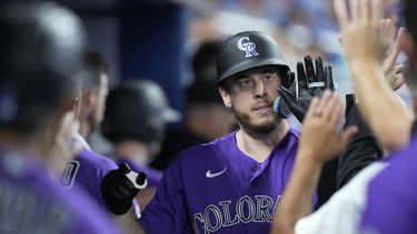 C.J. Cron de los Rockies de Colorado es felicitado por sus compañeros tras su jonrón que llevó a la anotación de Jurickson Profar en el encuentro ante los Marlins de Miami el viernes 21 de julio del 2023. (AP Foto/Wilfredo Lee)