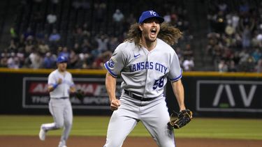 El pitcher de los Reales de Kansas City Scott Barlow reacciona tras la victoria por 5-4 de su equipo en un juego de la MLB contra los Diamondbacks de Arizona, el 25 de abril de 2023, en Phoenix. (AP Foto/Rick Scuteri)