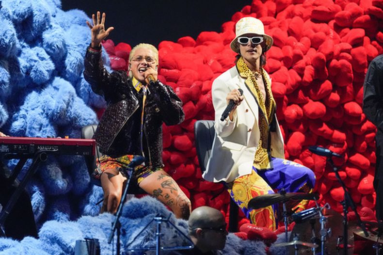 ARCHIVO - Paco Amoroso, izquierda, y Ca7riel actúan durante los Latin Grammy de 2025 en Las Vegas, el 13 de noviembre de 2025. (Foto AP/Chris Pizzello, archivo)