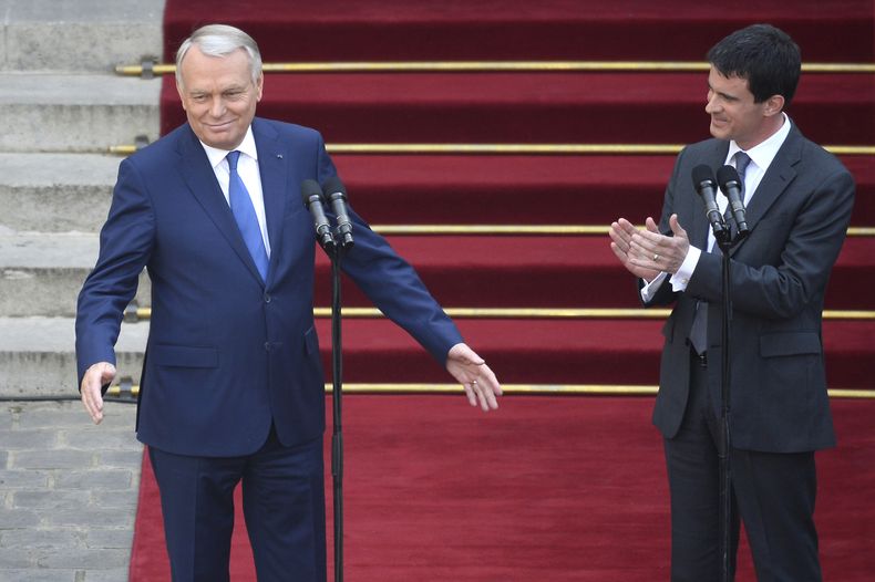 El primer ministro franc&eacute;s saliente, Jean-Marc Ayrault, izq., es aplaudido por su sucesor Manuel Valls en Par&iacute;s el martes 1 de abril del 2014. Valls asumi&oacute; ese d&iacute;a. (AP Foto/Lionel Bonaventure, Pool)