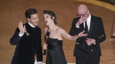 Clement Ducol, de izquierda a derecha, Camille y Jacques Audiard reciben el premio a la mejor canción original por El Mal de Emilia Pérez durante la ceremonia de los Oscar el domingo 2 de marzo de 2025 en el Dolby Theatre de Los Ángeles. (Foto AP/Chris Pizzello)