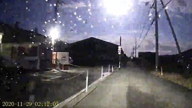 Japoneses asisten a la caída de un brillante meteoro