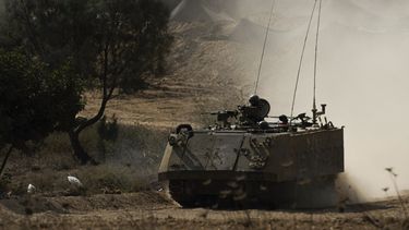 Un transporte blindado de tropa israelí se acerca a la frontera con Gaza, sur de Israel, martes 31 de octubre de 2023. (AP Foto/Ariel Schalit)