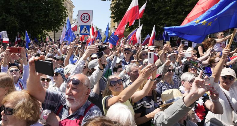Una multitud participa en una manifestación antigubernamental liderada por el líder de un partido opositor de centro, Donald Tusk, quien, junto a otros críticos, acusa al gobierno de erosionar la democracia, en Varsovia, Polonia, el 4 de junio de 2023. (AP Foto/Czarek Sokolowski)
