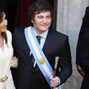 El presidente entrante de Argentina, Javier Milei, junto a la vicepresidenta Victoria Villarruel después de su ceremonia de juramento en el Congreso en Buenos Aires, Argentina, el domingo 10 de diciembre de 2023. (Foto AP/Natacha Pisarenko)