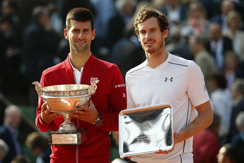 ARCHIVO - Foto del 5 de junio del 2016, Novak Djokovic posa con Andy Murray tras la final del Abierto de Francia. (AP Foto/Alastair Grant, Archivo)