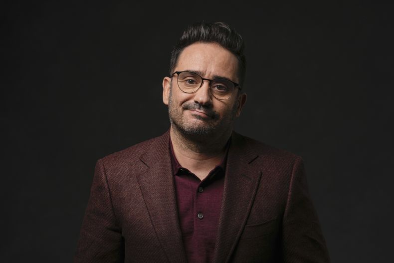 El director J. A. Bayona posa para un retrato para promover la película La sociedad de la nieve el viernes 27 de octubre de 2023, en Los Ángeles. (Foto AP/Ashley Landis)