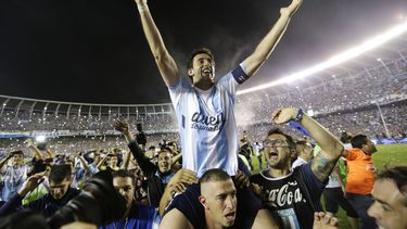 americateve | Diego Milito, de Racing, es alzado en hombros durante el festejo por la conquista del t&iacute;tulo de liga en Argentina, el domingo 14 de diciembrre de 2014, en un encuentro ante Godoy Cruz (AP Foto/V&iacute;ctor R. Caivano)