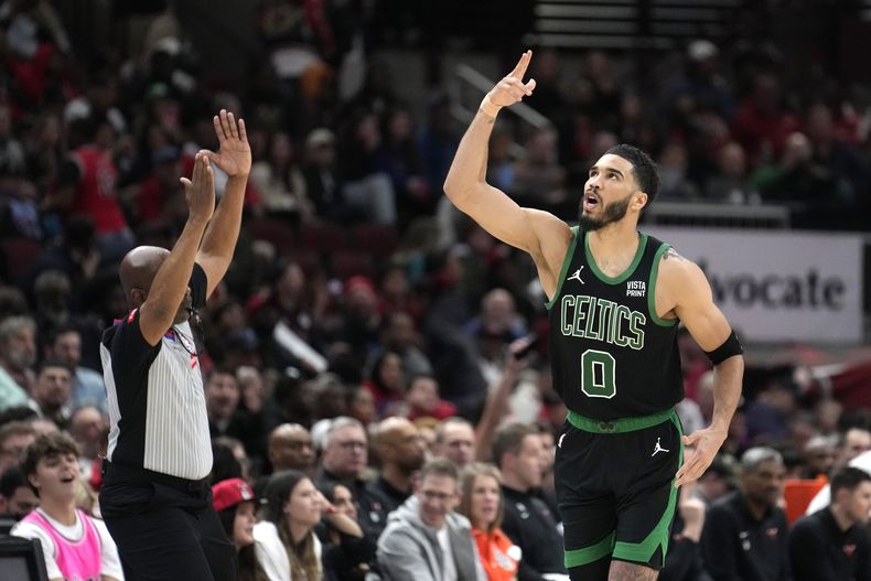 Jayson Tatum, de los Celtics de Boston, festeja tras acertar un triple en el encuentro del jueves 22 de febrero de 2024, ante los Bulls de Chicago (AP Foto/Charles Rex Arbogast)
