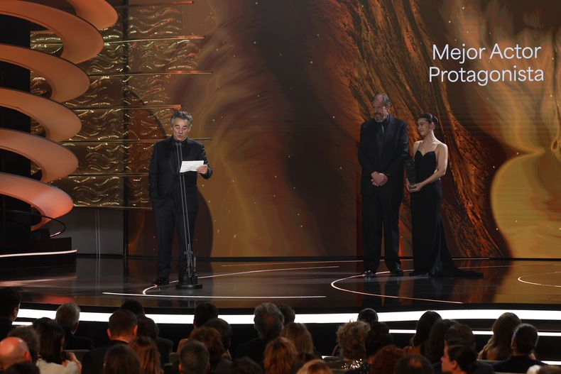 Eduard Fernández, izquierda, recibe el premio a mejor actor por Marco durante la 39ª ceremonia de los Premios Goya en Granada, España, el sábado 8 de febrero de 2025, en Granada. (Foto AP/Fermin Rodriguez)