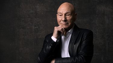 ARCHIVO - Patrick Stewart, integrante del reparto de la serie de televisión de Paramount+ Star Trek: Picard, posa para un retrato durante la gira de prensa de invierno de Television Critics Association en Pasadena, California, el 9 de enero de 2023. (Willy Sanjuan/Invision/AP, archivo)