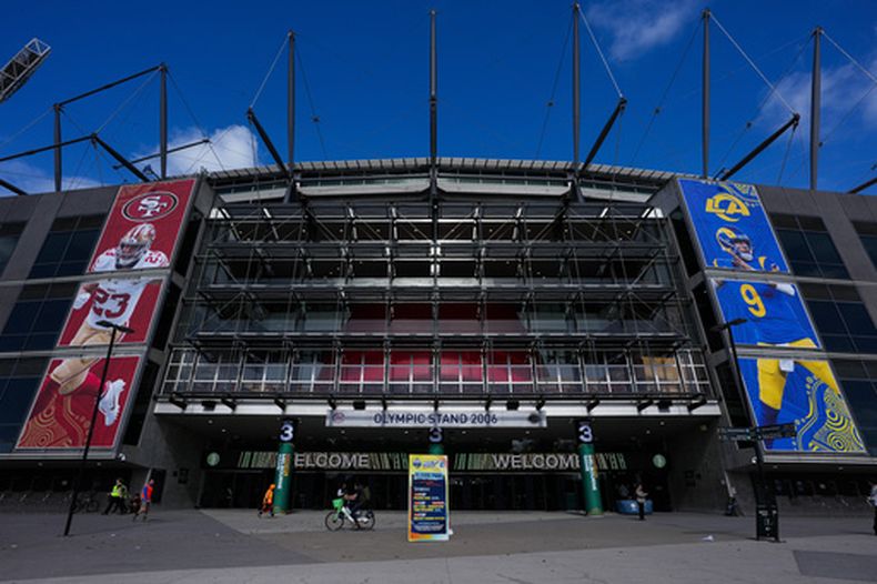 Exterior del Melbourne Cricket Ground el miércoles 9 de septiembre de 2026, en Melbourne, Australia, previo al partido de fútbol americano de la NFL entre los Rams de Los Ángeles y los 49ers de San Francisco. (Foto AP/Asanka Brendon Ratnayake)