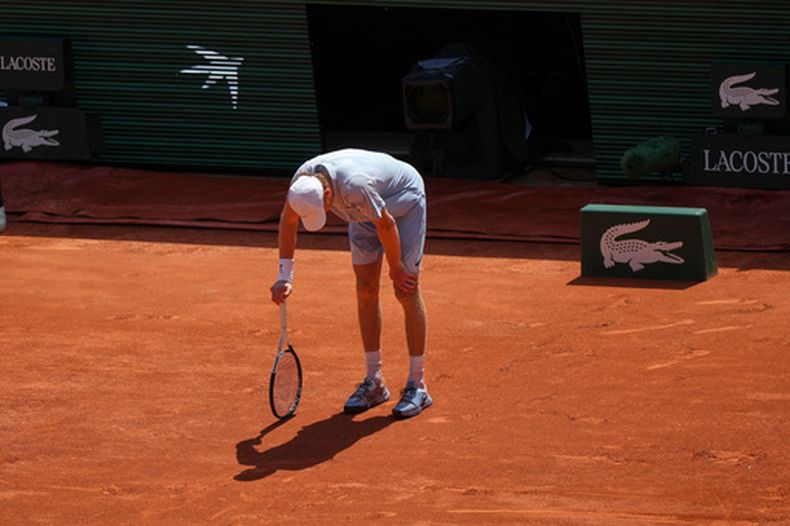 El italiano Jannik Sinner sufre un malestar por el calor durante su partido ante el argentino Juan Manuel Cerúndolo en el Abierto de Francia, el jueves 28 de mayo de 2026 (AP Foto/Aurelien Morissard)