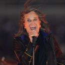 ARCHIVO - El cantante Ozzy Osbourne se presenta durante el medio tiempo de un partido de fútbol americano de la NFL entre los Rams de Los Angeles y los Bills de Buffalo en Inglewood, California, el 8 de septiembre de 2022. (Foto AP/Ashley Landis, archivo)