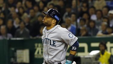 americateve | El jugador de Grandes Ligas y de los Marineros de Seattle, Robinson Can&oacute;, gesticula tras ser golpeado por un lanzamiento del pitcher japon&eacute;s Takahiro Norimoto el s&aacute;bado, 15 de noviembre de 2014, en Tokio. Can&oacute; sufri&oacute; la